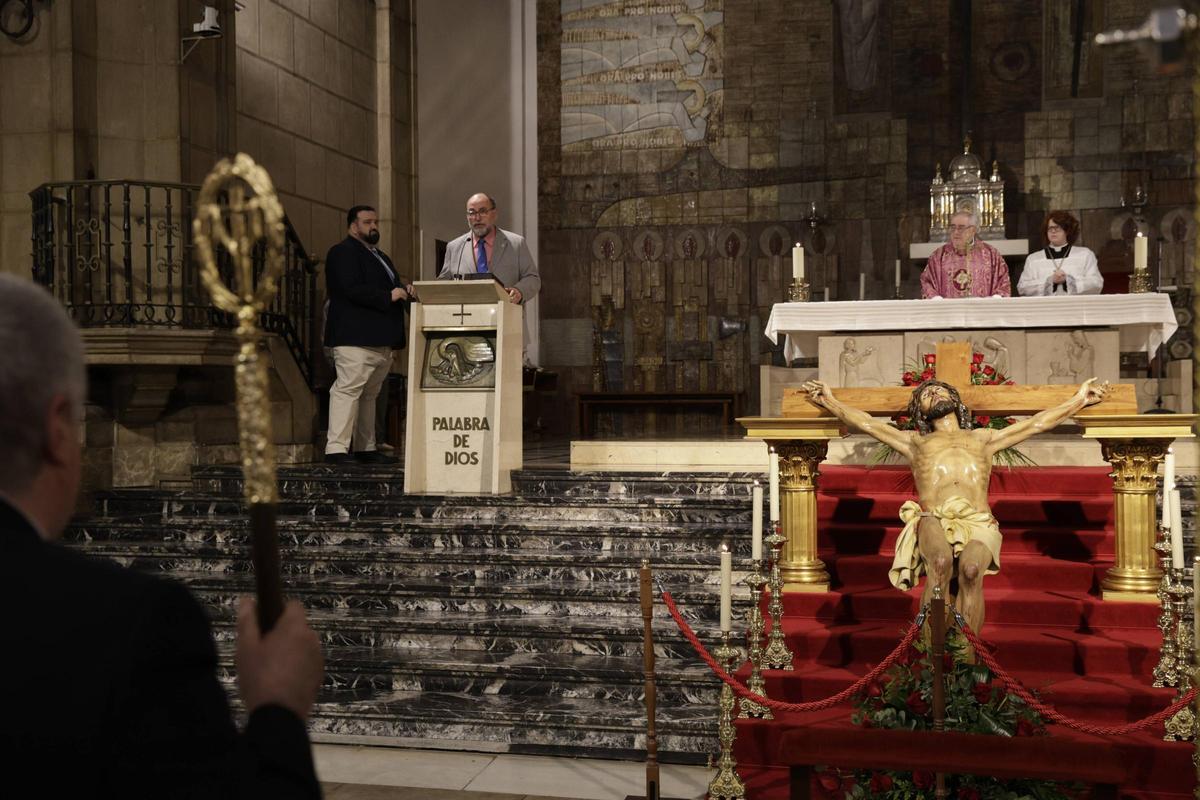 La Hermandad de la Vera Cruz recibe al Santo Cristo de la Misericordia como nuevo titular (en imágenes)