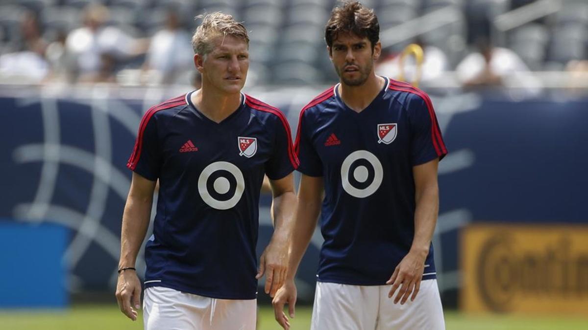 Kaká, aquñi junto a Schweinsteiger, valora seguir jugando en Brasil