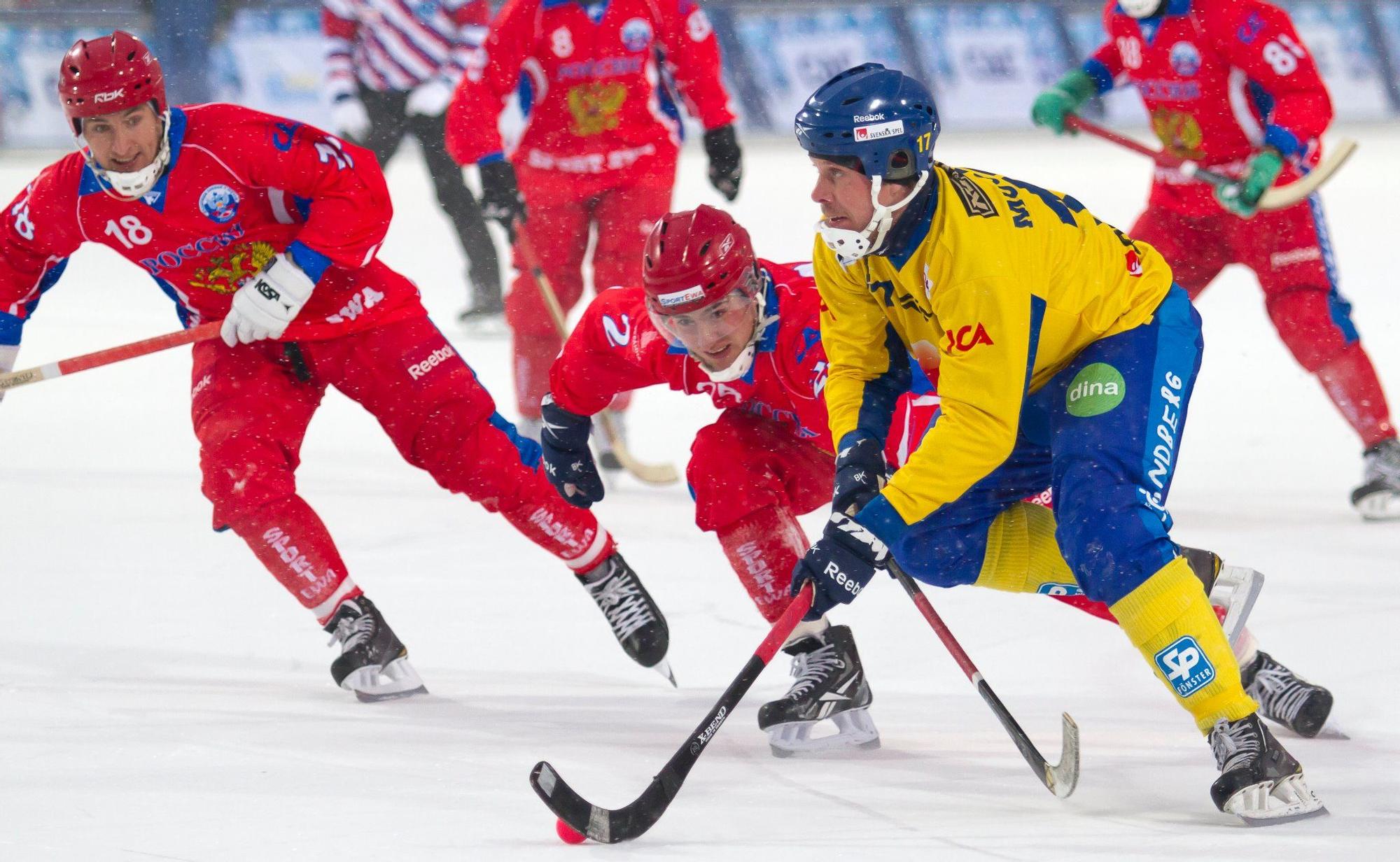 Imagen de un partido de bandy entre Rusia y Suecia.