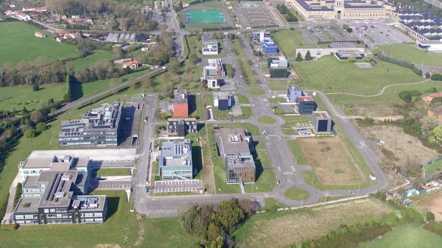 La Milla del Conocimiento en Gijón: en primer término, instalaciones del parque tecnológico y sedes de empresas de ingeniería; a la derecha en segundo plano, los edificios de la Universidad Laboral; detrás de la torre, la UNED de Asturias; en el centro, instalaciones deportivas; al fondo, la ciudad.