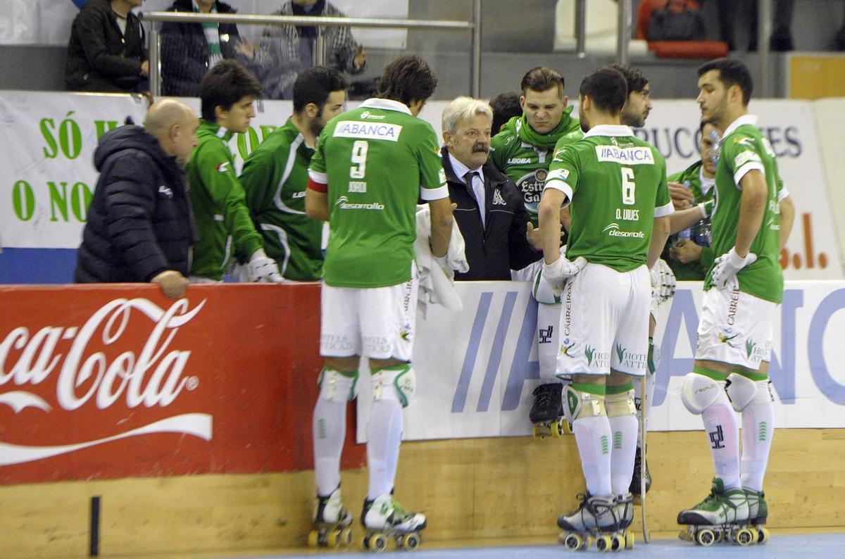 Carlos Gil instruye a sus jugadores en un tiempo muerto en 2016.