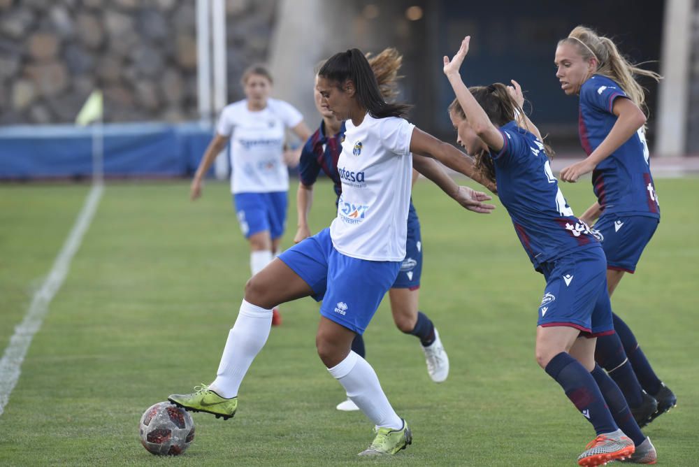 Partido del torneo Egalité de fútbol femenino