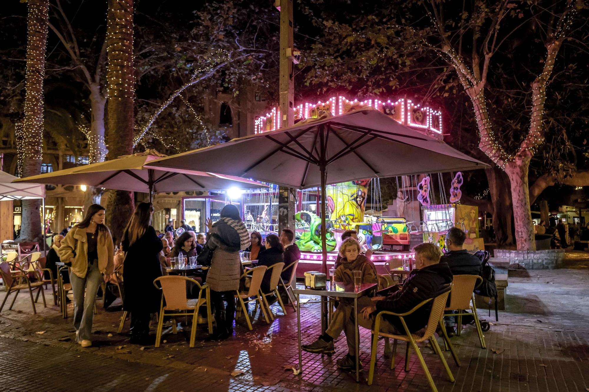 Las fotos de la Navidad en la plaza del Mercat de Palma: Ambiente en las terrazas y bares, música coral, yatracciones infantiles