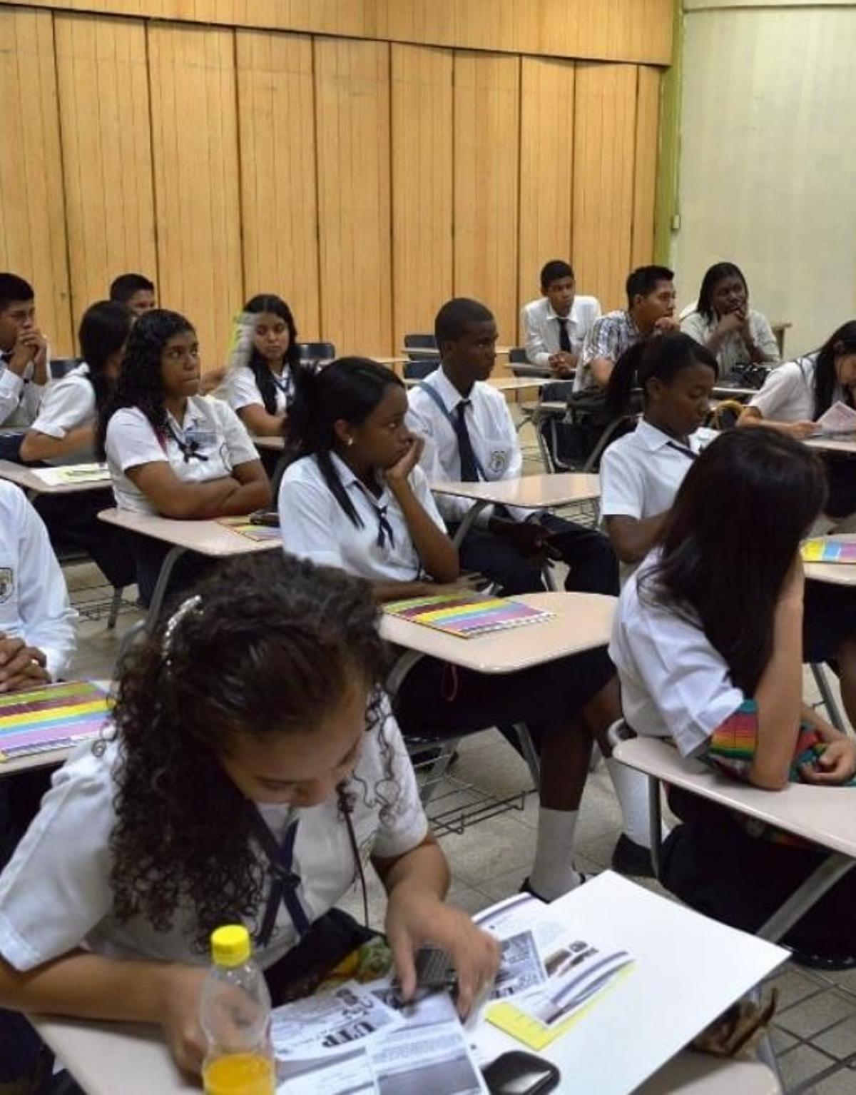 Estudiantes del colegio Rogelio Josué, en Bocas de Toro, Panamá.  // Cumi Iuvenis