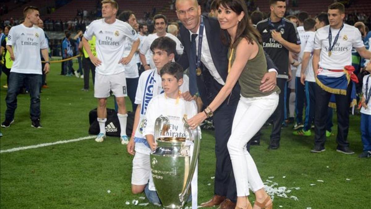 Theo y Elyaz posan con sus padres con la Champions League