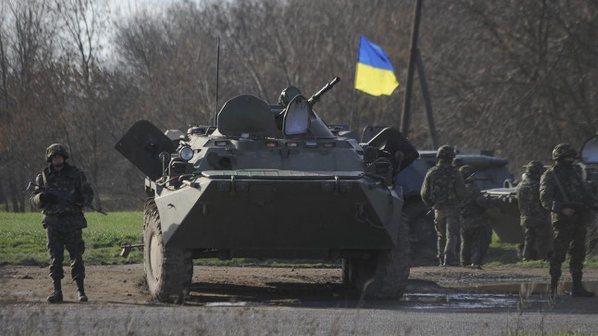 Blindados de guerra en una carretera cerca de la ciudad de Izium, en el área de Kharkiv, este martes.