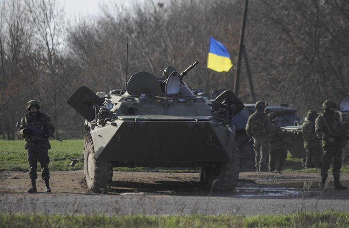 Blindats de guerra en una carretera a prop de la ciutat d’Izium, a l’àrea de Kharkiv, aquest dimarts.