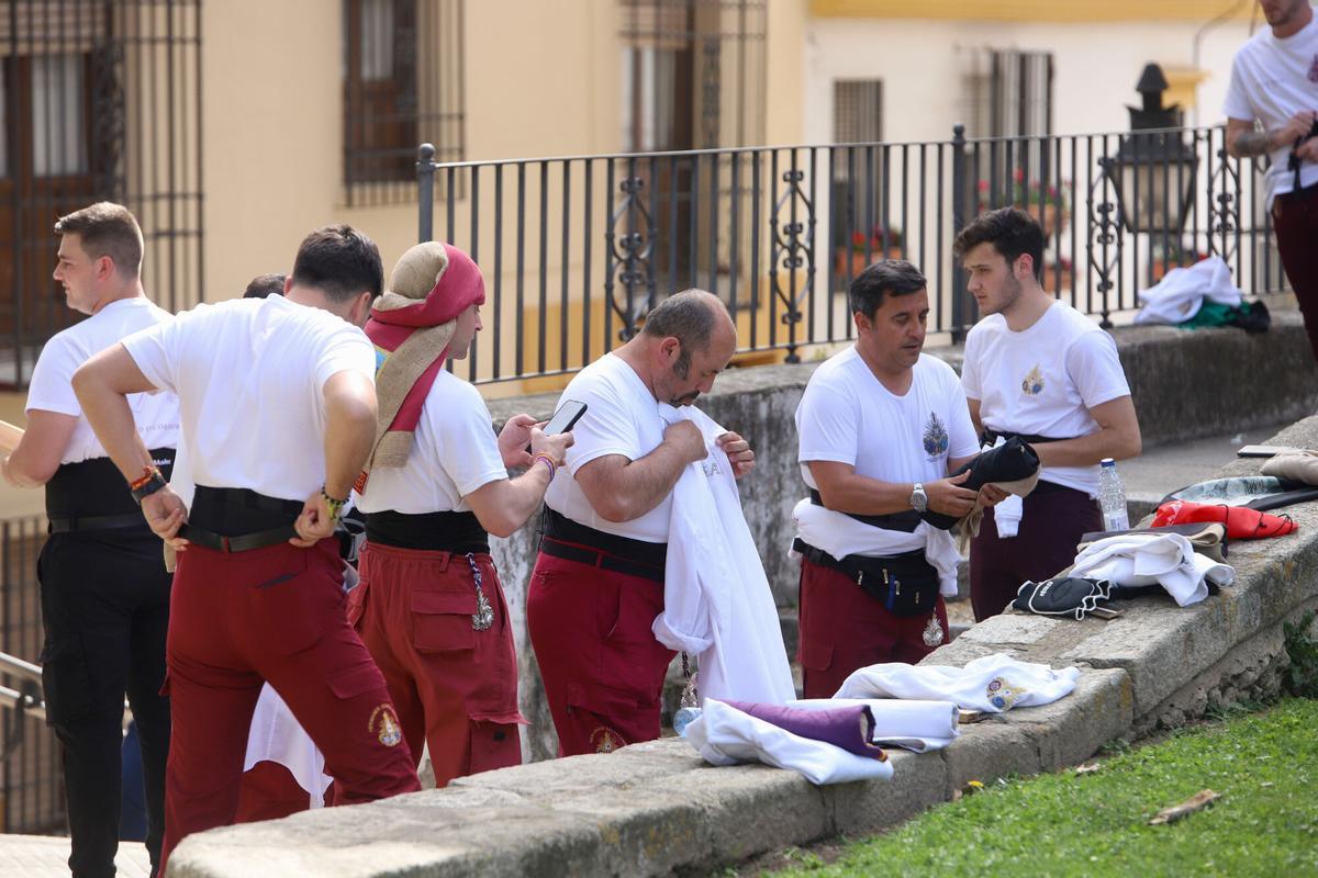 Agonía, Semana Santa Córdoba Martes Santo. Hermandad Sacramental y Cofradía de Nazarenos del Santísimo Cristo de la Agonía y la Santísima Virgen Madre del Redentor Nuestra Señora de la Salud. Costaleros