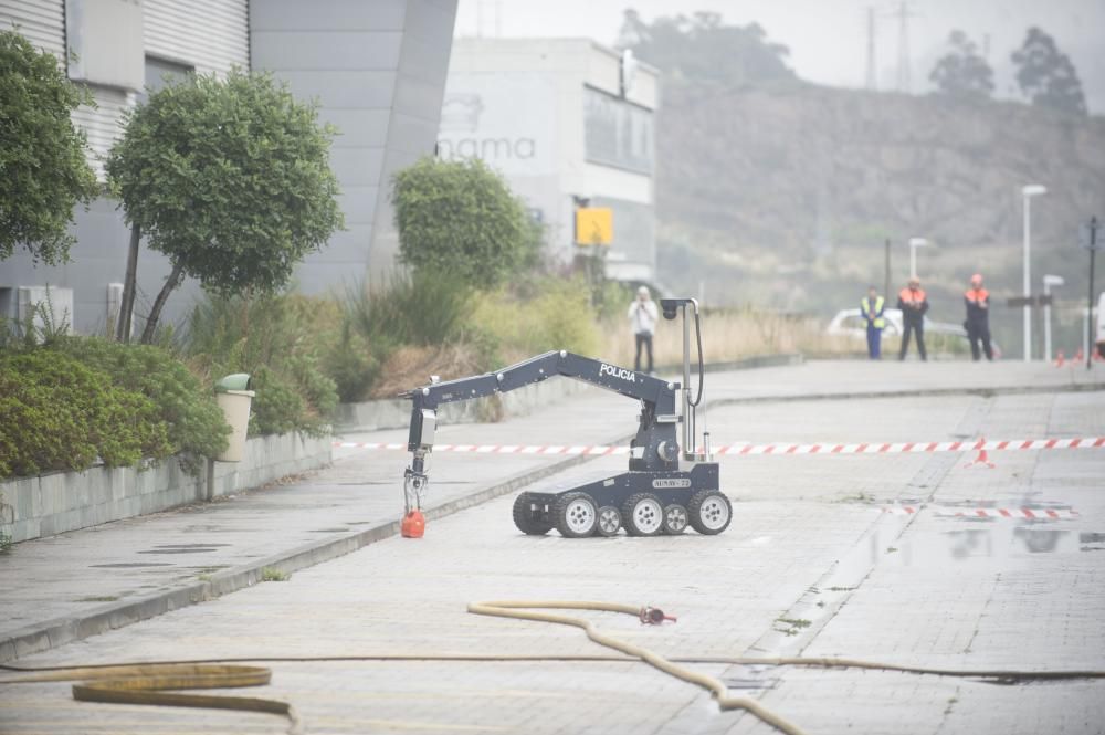 Bomberos y personal de los equipos de emergencias ensayan cómo intervenir en caso de accidente con mercancías peligrosas