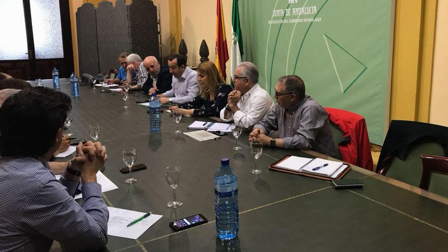 Imagen de la reunión entre la Delegación y la plataforma intersindical.