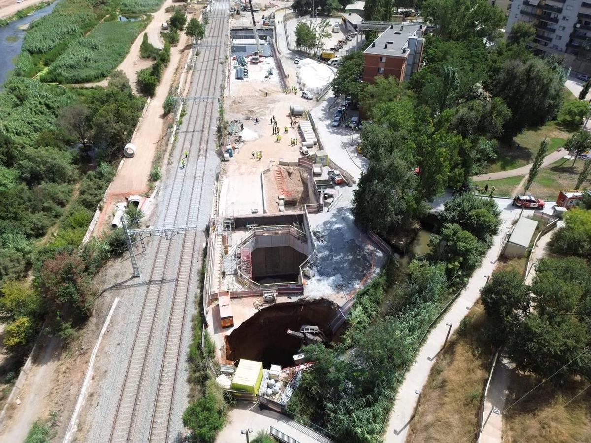 Imagen donde puede verse caída la grua en uno de los pozos de las obras del soterramiento de Montcada