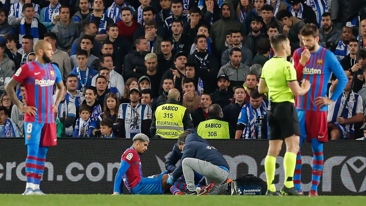 Araujo tuvo que dejar el campo por lesión