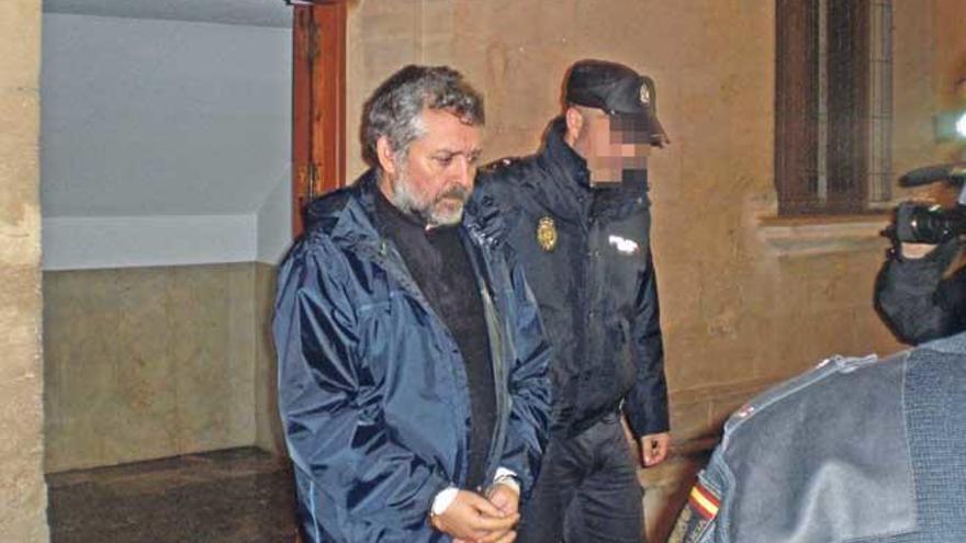 El profesor de instituto detenido por asesinar a su pareja, Josep Maria C.G., sale de los juzgados el viernes por la noche rumbo a prisión.