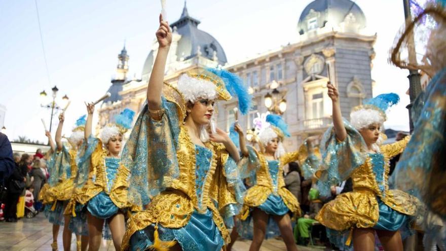 Las comparsas inundan la ciudad de Cartagena con sus pegadizas coreografías llevadas a cabo en la plaza del Ayuntamiento.