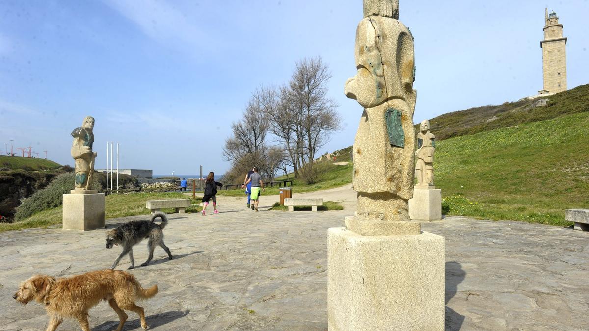 Entorno de la Torre de Hércules un día soleado.