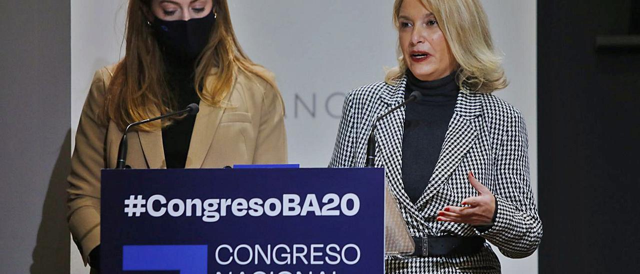 Inés Calabuig y Patricia Pastor recogen el premio concedido a GoHub por sus inversiones. | M. A. MONTESINOS