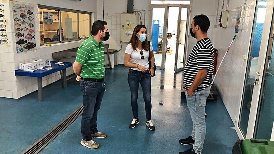 David de León (d) y Lola García durante su visita a una de las Cofradías. | | LP/DLP