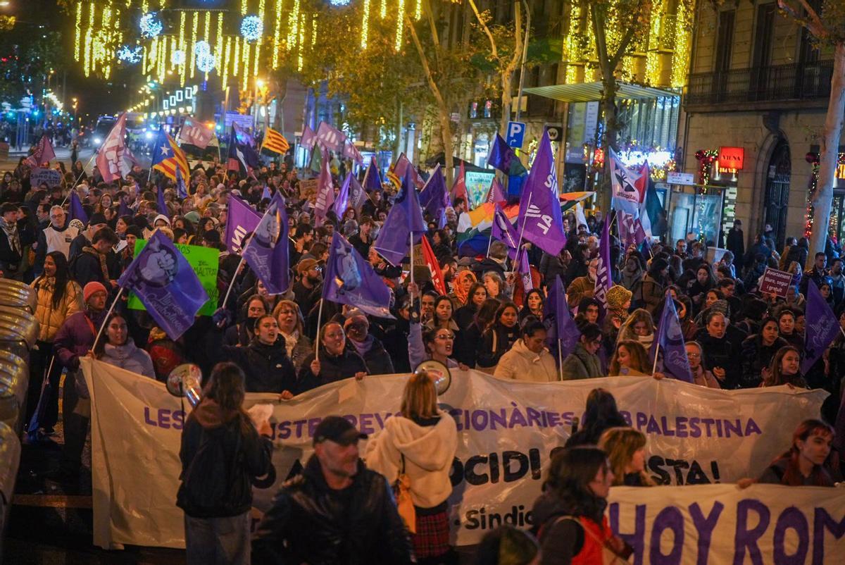 La manifestación del 25N ha echado a andar este martes en Barcelona al paso de miles de personas, la gran mayoría mujeres, que han protestado contra todos los tipos de agresiones –desde los feminicidios hasta la violencia sexual, laboral, digital e institucional–, los fallos del sistema de protección y la distribución desigual de los cuidados.