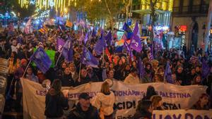 La manifestación del 25N ha echado a andar este martes en Barcelona al paso de miles de personas, la gran mayoría mujeres, que han protestado contra todos los tipos de agresiones –desde los feminicidios hasta la violencia sexual, laboral, digital e institucional–, los fallos del sistema de protección y la distribución desigual de los cuidados.