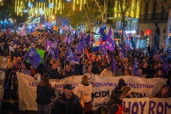 La manifestación del 25N ha echado a andar este martes en Barcelona al paso de miles de personas, la gran mayoría mujeres, que han protestado contra todos los tipos de agresiones –desde los feminicidios hasta la violencia sexual, laboral, digital e institucional–, los fallos del sistema de protección y la distribución desigual de los cuidados.