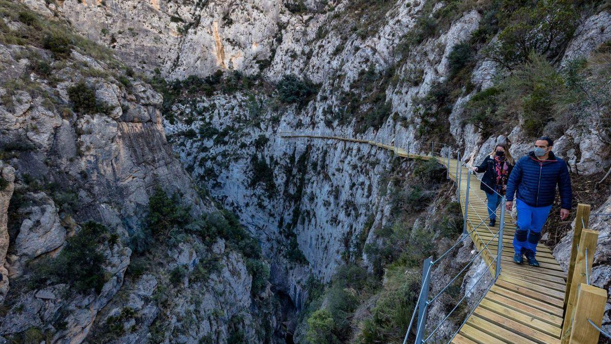 La pasarela se alza 40 metros sobre el barranco conocido como el «Estret del Pantà».