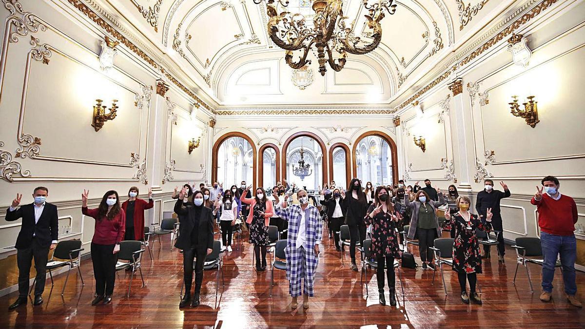 Carmela Silva (en el centro) presidió ayer el acto de entrega de los premios en la Diputación.   | // FDV