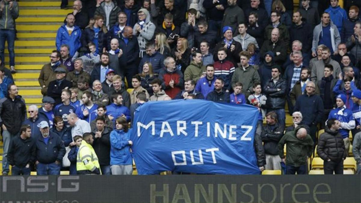 Unos aficionados exhibieron una pancarta contra Martínez
