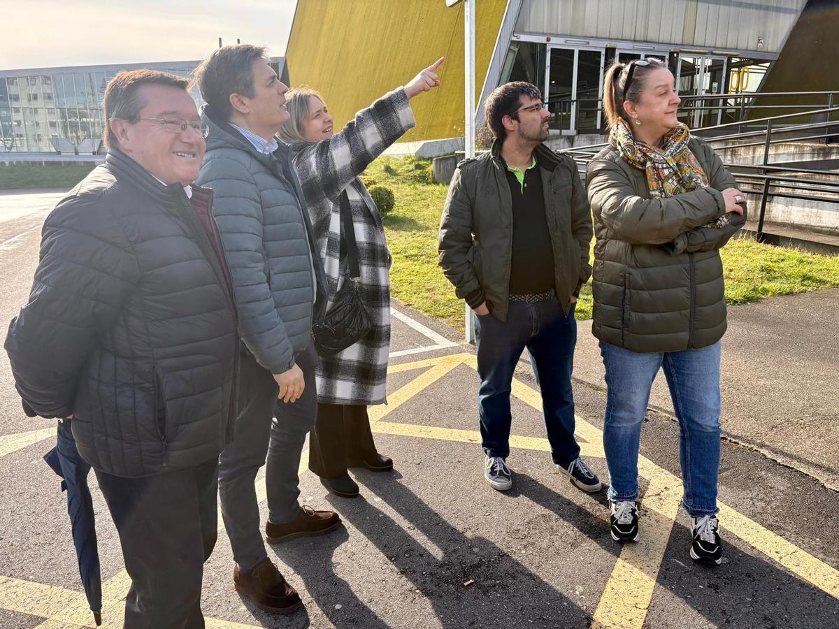 Pedro de Rueda, segundo por la izquierda, con diputados y concejales del PP de Langreo, ante el polideportivo Juan Carlos Beiro