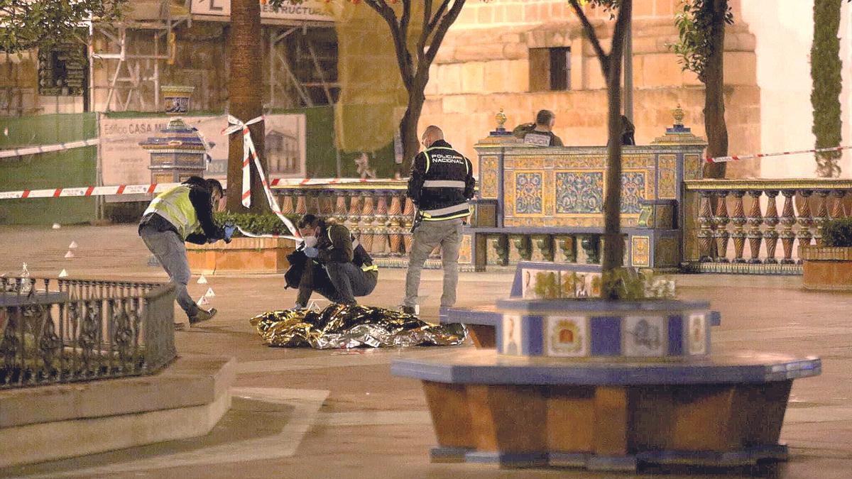 El cadáver del sacristán fallecido en Algeciras en la plaza Alta.