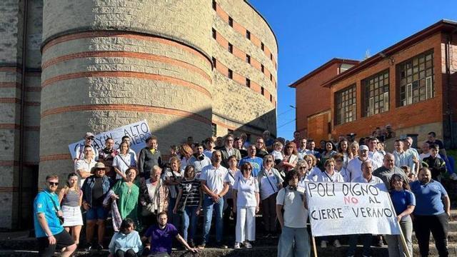 Protesta de vecinos y usuarios por el cierre del polideportivo de Carbayín Alto hace unos días.
