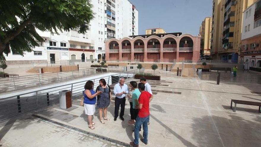 Rafael Piña visitó la plaza con la edil de Obras, Blanca Fernández.