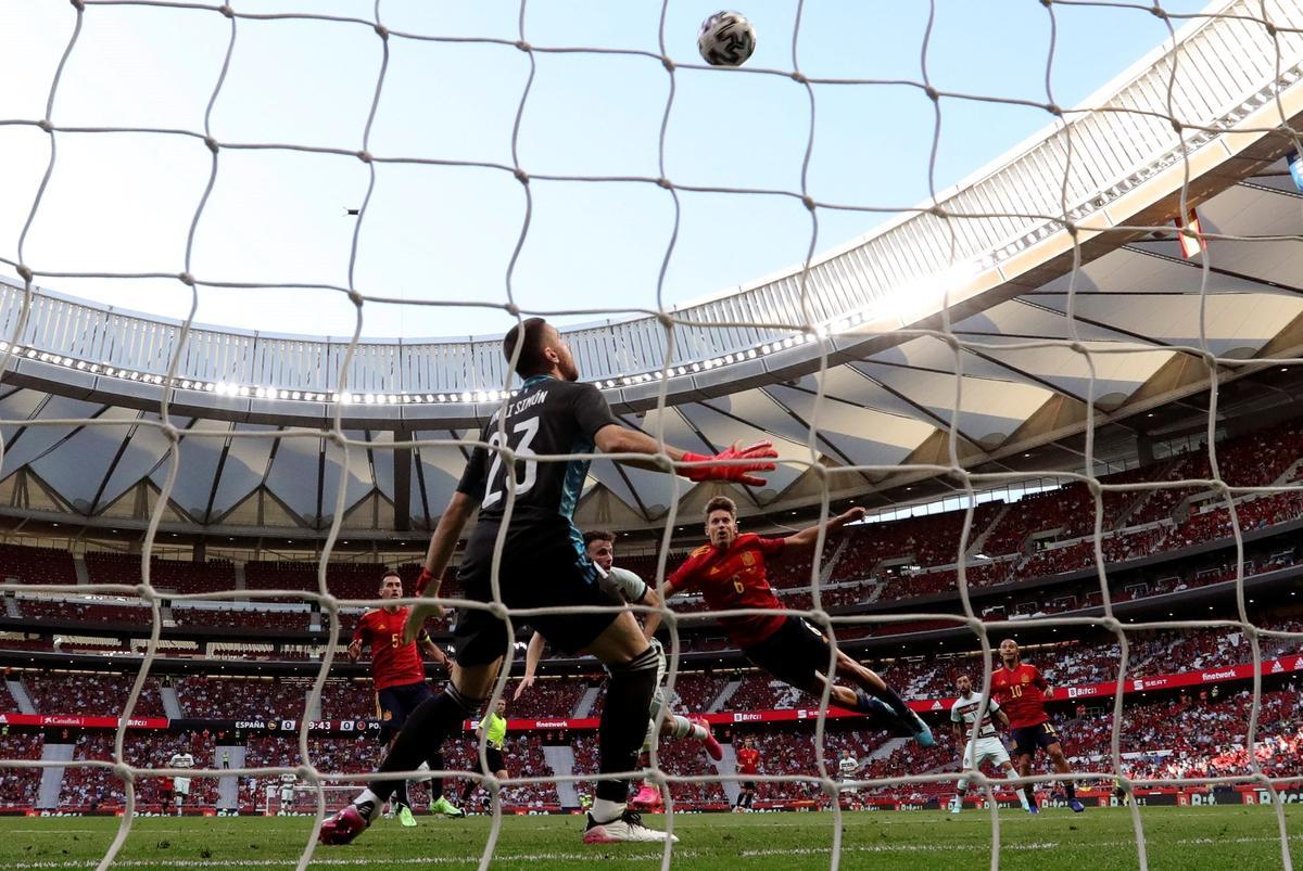 Unai Simón, en una acción del España-Portugal del Wanda