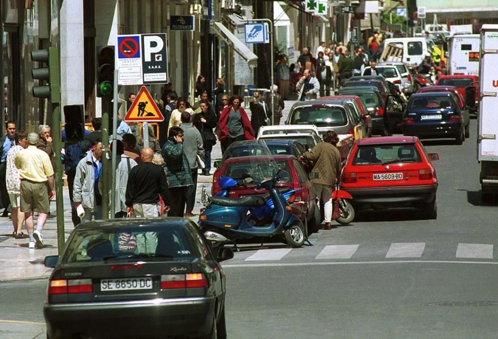 Así era, hace 20 años, la calle Larios, antes de la reurbanización del centro de la ciudad que llevó a su peatonalización en 2002.