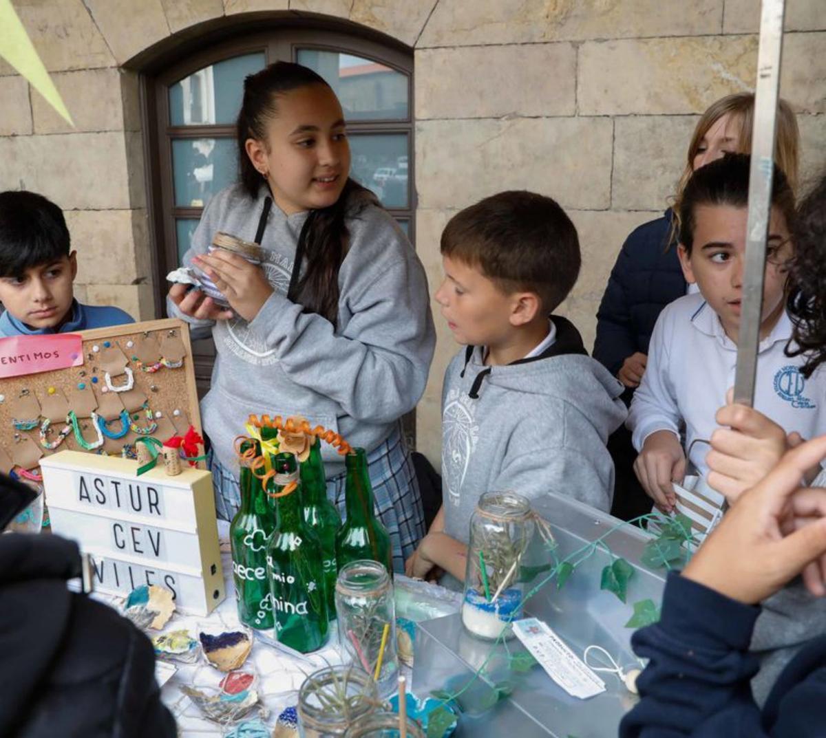 A la izquierda, alumnado del colegio Luisa de Marillac; en el centro, del San Nicolás de Bari, y a la derecha, del Colegio de Educación Especial San Cristóbal. | Mara Villamuza