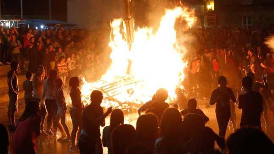 Público en una hoguera de Vigo // R.Grobas