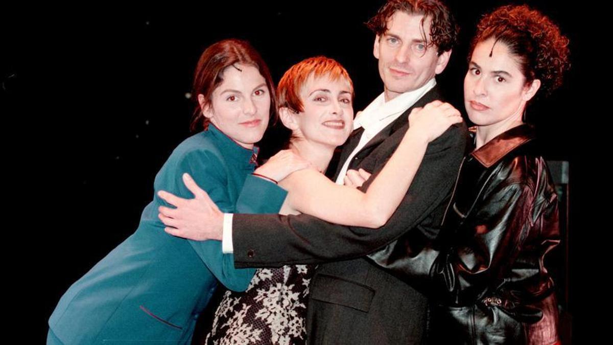 Nina, junto a sus compañeros del musical 'Companys' en 1997.
