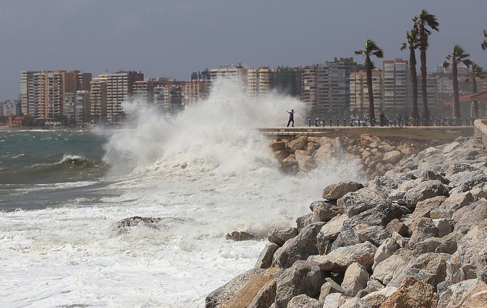 Temporal de viento y olas en las playas de Málaga