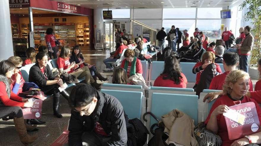 Pasajeros en la terminal del aeropuerto de Alvedro.