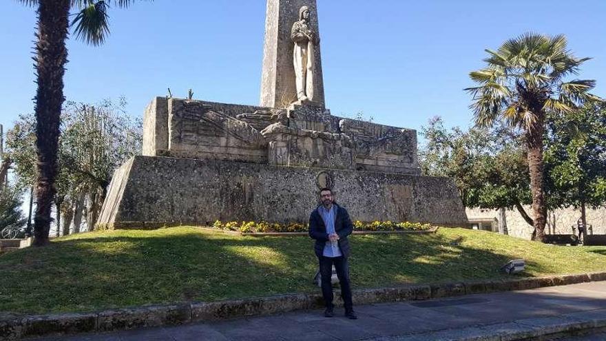 El edil de Obras y Turismo posa ante la estatua de Loriga, cuya autoría corresponde a Francisco Asorey.