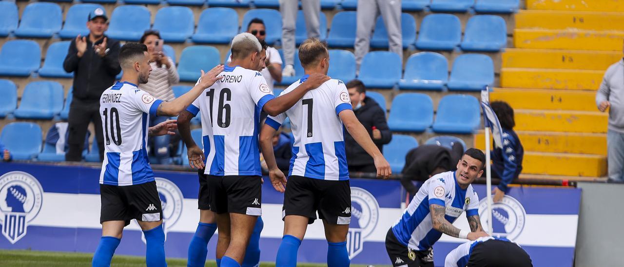 Álex Martínez se interesa por el estado del goleador Diego Jiménez después de servirle la asistencia en el 1-0.