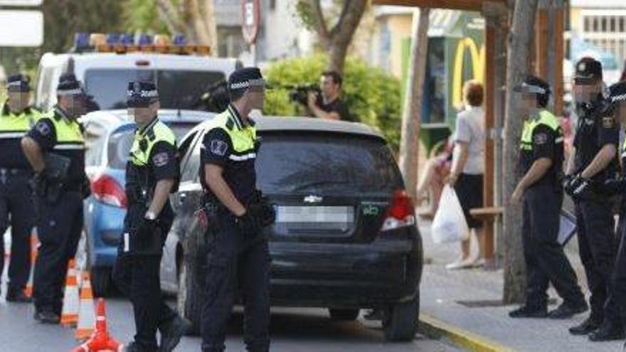 Un grupo de agentes de la Policía Local de Vila durante un control en una calle de ses Figueretes.