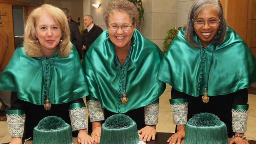De izquierda a derecha, Marilyn Cochran, Linda Darling y Gloria Ladson muestran sus birretes.