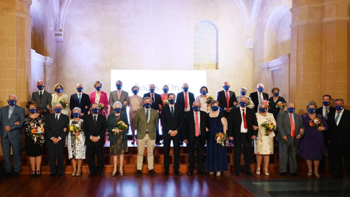 Los matrimonios que celebraron sus bodas de oro junto al alcalde y al concejal de Mayores, ayer en Santa Catalina.