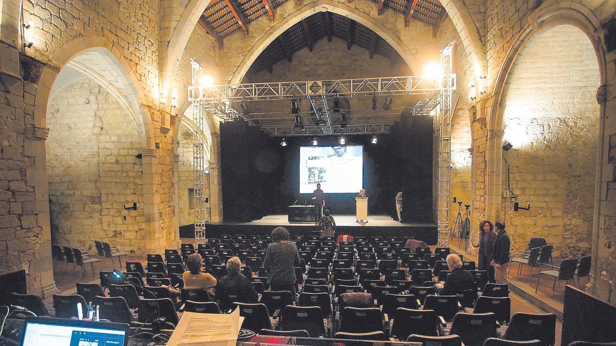 L’Auditori de la Mercè acollirà l’acte d’entrega dels Premis Diari de Girona. La sala, durant la preparació de la presentació del llibre pòstum de Vicenç Pagès