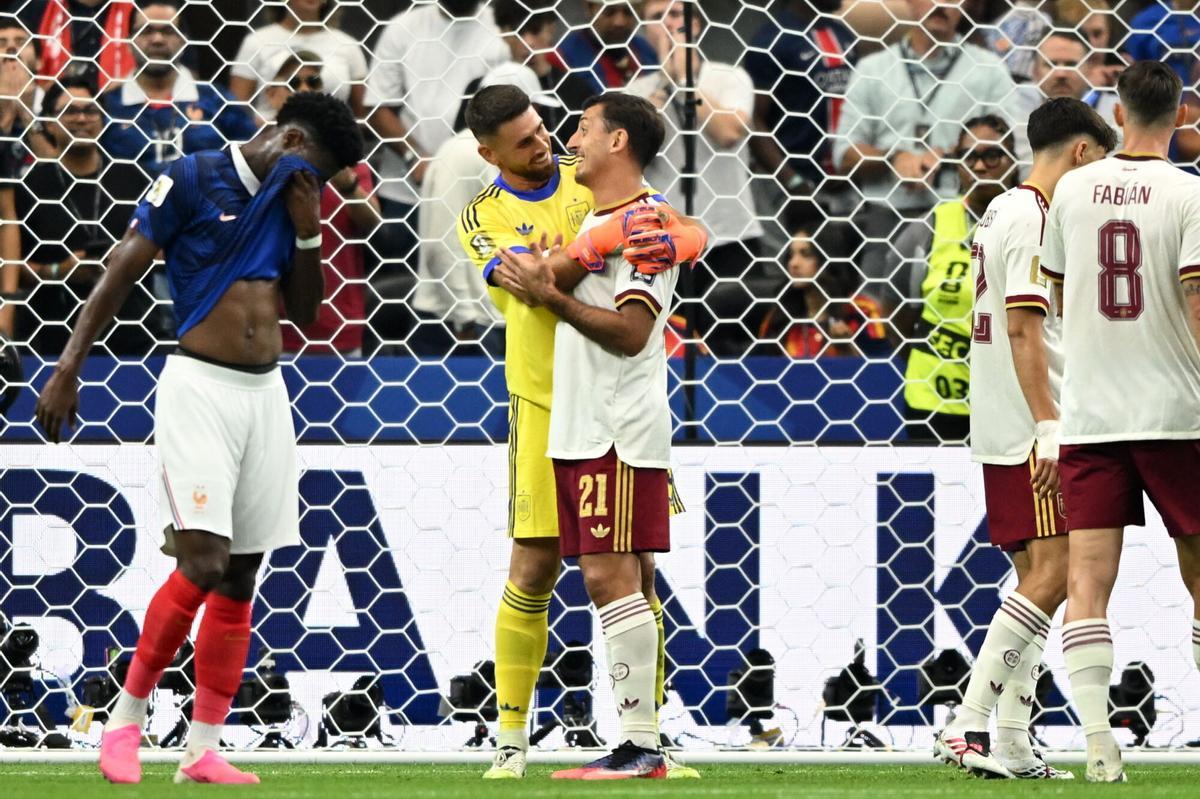 Unai Simón felicita a Oyarzabal. Unai Simón felicita a Oyarzabal.