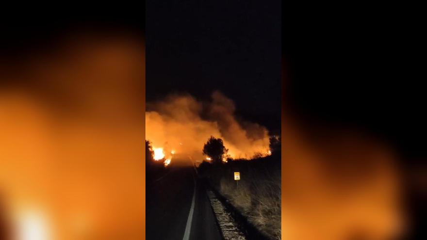Un incendio forestal obliga a cortar la carretera en la Pobla del Duc