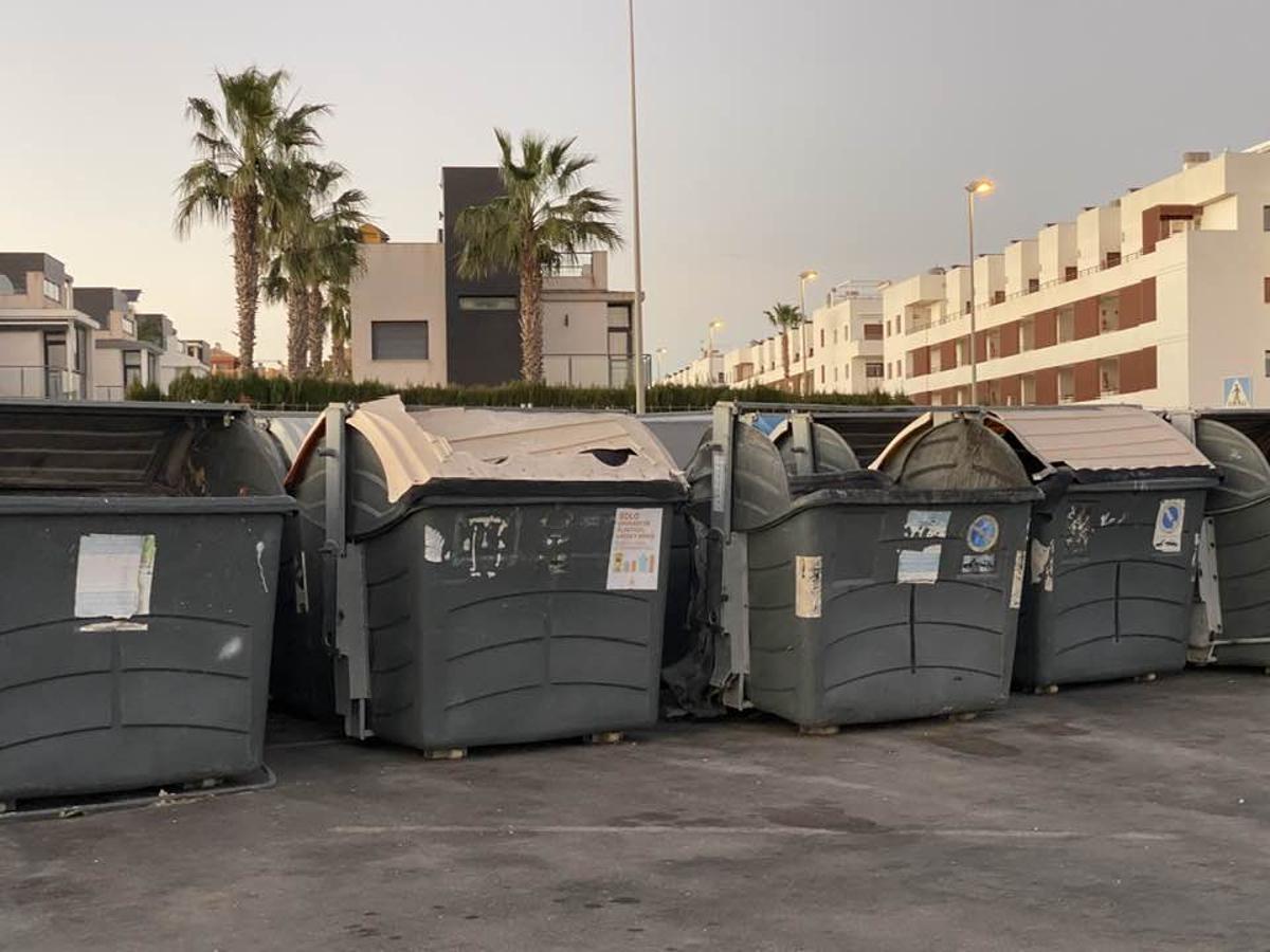 Así está una parcela municipal en Orihuela Costa de acopio de materiales