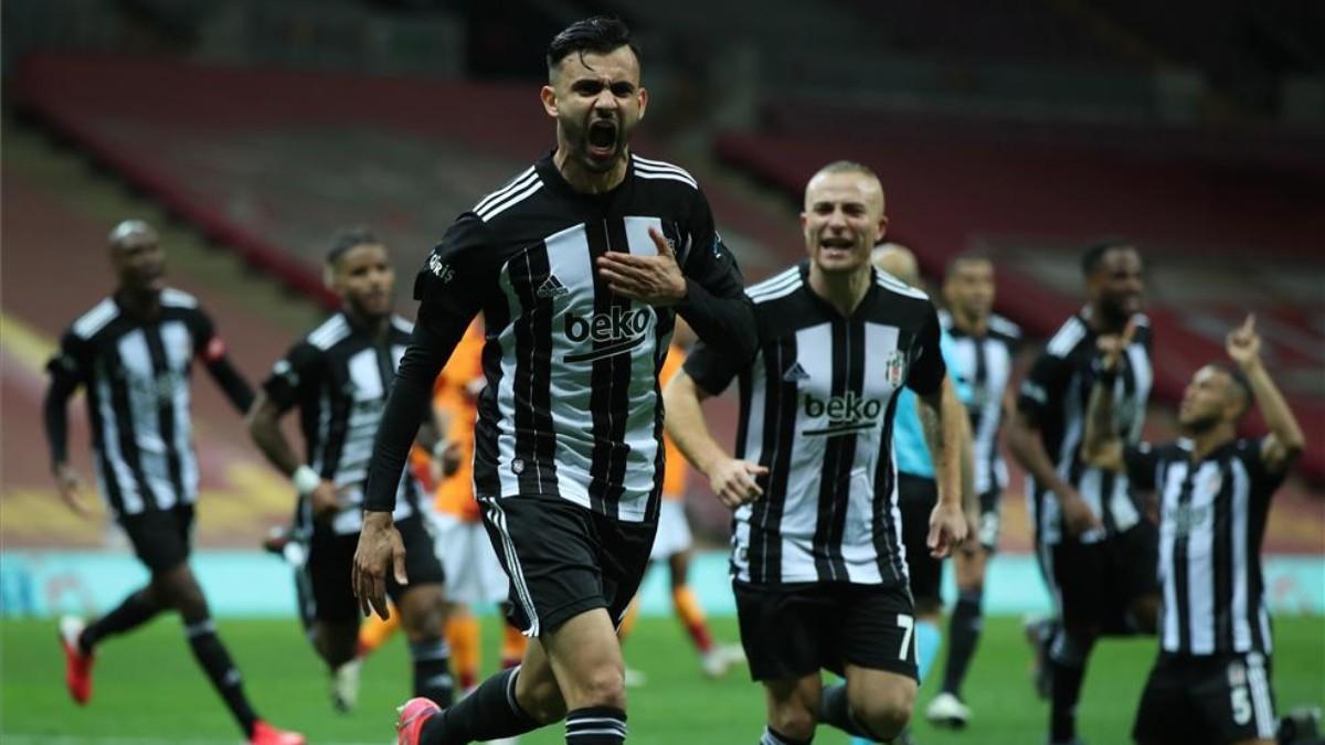 Rachid Ghezzal celebra un gol para el Beşiktaş esta temporada.