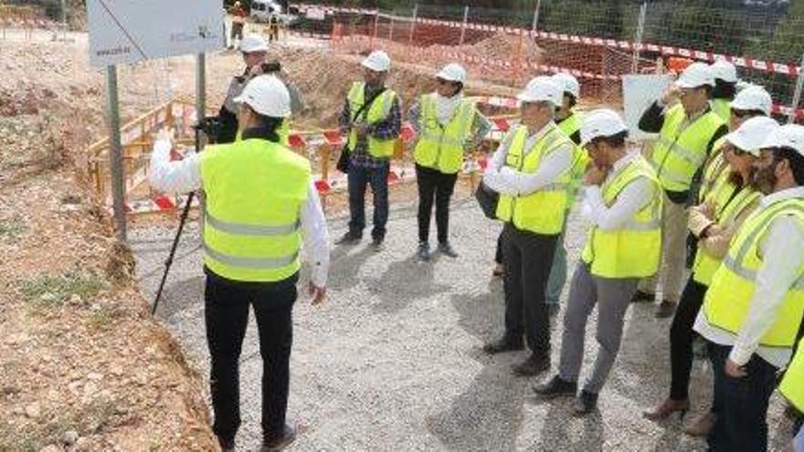 Visita de responsables del Govern a las obras del depósito de interconexión de la desaladora.