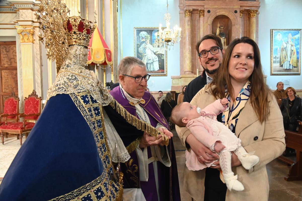 Los padres llevaron a sus hijos a cumplir con el paso por el manot.